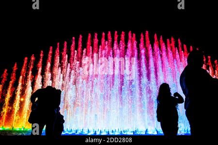 Touristen am Rainbow Fountain am Magic Water Circuit (der weltweit größte Brunnenkomplex), Park of the Reserve, Lima, Peru. Stockfoto