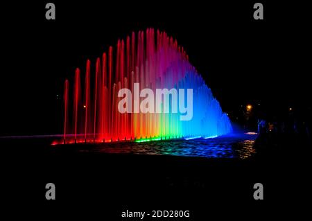 Regenbogenbrunnen auf der Magic Water Circuit (der weltweit größte Brunnenkomplex), Park des Reservats, Lima, Peru. Stockfoto