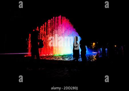 Touristen am Rainbow Fountain am Magic Water Circuit (der weltweit größte Brunnenkomplex), Park of the Reserve, Lima, Peru. Stockfoto