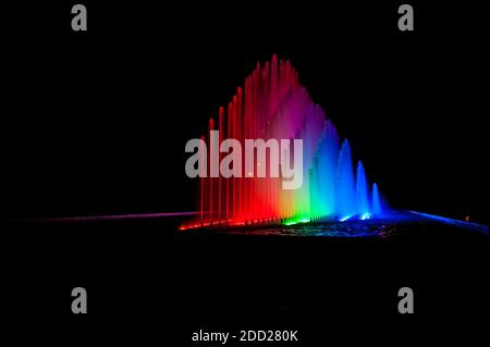 Regenbogenbrunnen auf der Magic Water Circuit (der weltweit größte Brunnenkomplex), Park des Reservats, Lima, Peru. Stockfoto