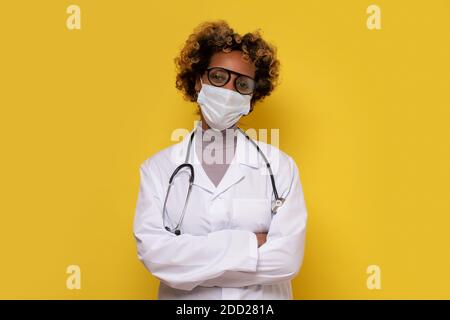 Junge afrikanische Frau trägt eine medizinische Gesichtsmaske. Gesundheitswesen während Coronavirus Pandemiekonzept Stockfoto