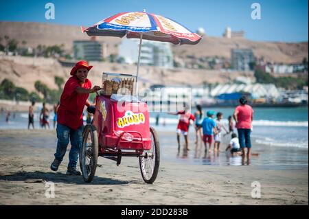 Händler am Strand von Chorrillos verkaufen Eis in Lima, Peru - 1. Mai 2015 Stockfoto