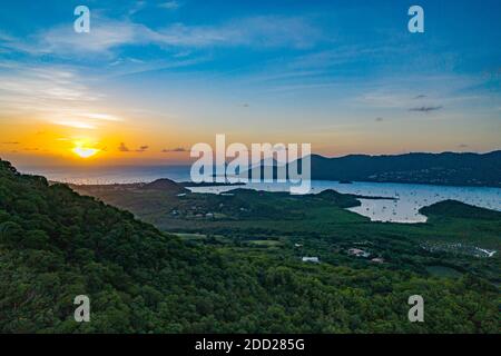 Blick auf die Bucht von Sainte-Anne vom Piton Crève coeur in Sainte-Anne, Martinique Stockfoto