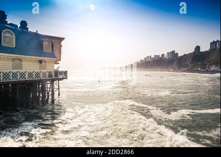 Rosa Nautica Restaurant am Pier in Viertel Miraflores - Lima, Peru Stockfoto