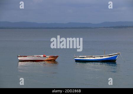 11/22/2020. Itaparica, Bahia; Brasilien; zwei Boote ankerten im Meer an der Spitze des Wals, am südlichen Ende der Insel Itaparica. Stockfoto