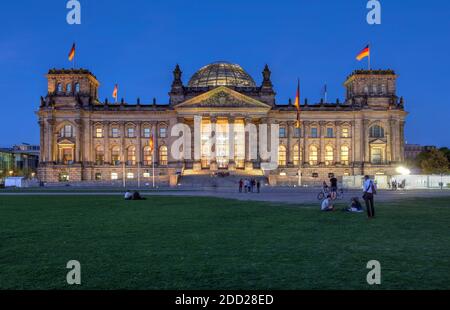 Nachtbild des Reichstagsgebäudes in Berlin, Deutschland, heute Sitz des Deutschen Bundestages. Stockfoto