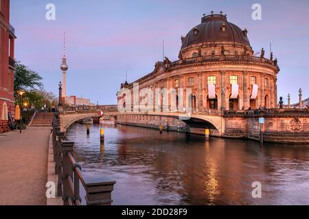 Dämmerungsszene mit dem Bode-Museum auf der Museumsinsel in Berlin Stockfoto