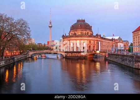 Abendszene mit dem Bode Museum auf der Museumsinsel in Berlin Stockfoto