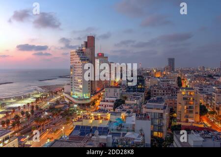 Luftaufnahme der Skyline von Tel Aviv Israel bei Sonnenuntergang mit der Strandpromenade, die vom Isrotel Tower nach Norden gerichtet ist. Stockfoto