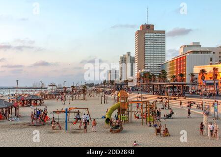 TEL AVIV, ISRAEL - 10. August 2018 - Sonnenuntergang Szene der berühmten Tel Aviv Promenade und Strände in Israel. Stockfoto