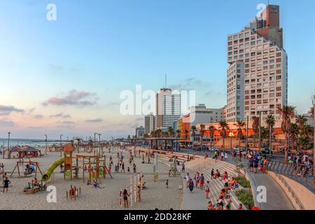 TEL AVIV, ISRAEL - August 10, 2018 - Sonnenuntergang Szene der berühmten Tel Aviv Strand in Israel, mit Wahrzeichen Hotels und Sommerresidenzen als auch Stockfoto