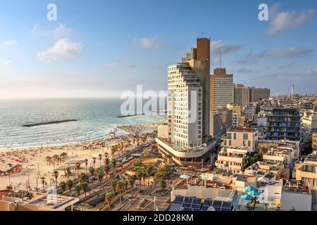 Luftaufnahme der Skyline von Tel Aviv Israel am Abend mit der Strandpromenade, die vom Isrotel Tower nach Norden gerichtet ist. Stockfoto