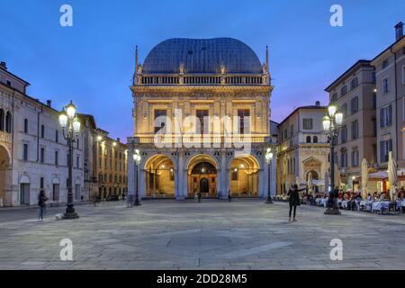 Szene in der Dämmerung auf der Piazza della Loggia, Brescia, Italien. Stockfoto