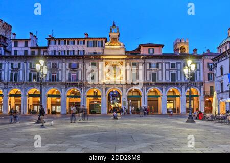 Dämmerungsszene auf der Piazza della Loggia, Brescia, Italien mit dem Astronomischen Turm auf der Ostseite. Stockfoto