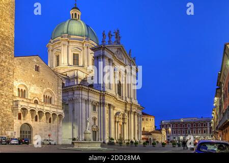 Nachtszene auf der Piazza Paolo VI, mit dem Broletto Palast (Rathaus), Duomo Nuovo (Neue Kathedrale) und Duomo Vecchio (Alte Kathedrale oder La Rotonda) Stockfoto