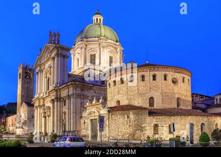 Nachtszene auf der Piazza Paolo VI, mit Duomo Vecchio (Alte Kathedrale oder La Rotonda), Duomo Nuovo (Neue Kathedrale) und dem Broletto Palast (Rathaus) Stockfoto