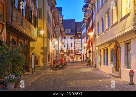 Nachtszene einer Straße in der Altstadt von Zug, Schweiz. Stockfoto