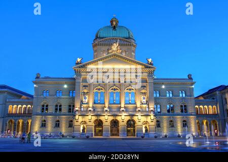 Nachtaufnahme des Bundespalastes (Sitz der Schweizerischen Bundesversammlung und des Bundesrates) in Bern, Schweiz Stockfoto