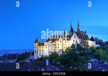 Skyline von Neuchatel, Schweiz mit dem Schloss Neuchatel und der Altstadt bei Nacht. Stockfoto