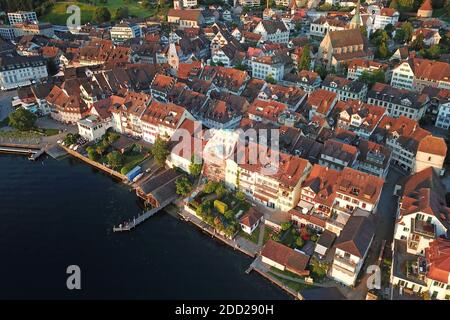 Luftdrohnenaufnahme von Zug, Schweiz mit Fokus auf die Altstadt von Zug und ihre Uferpromenade. Stockfoto