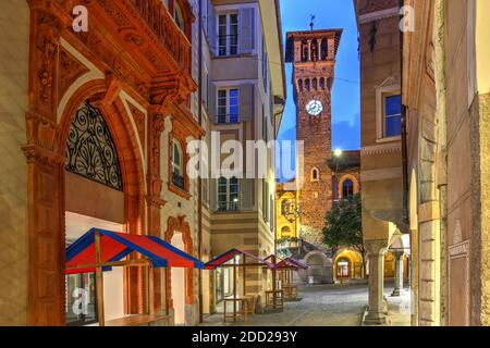 Nächtliche Straßenszene auf der Piazza Nosetto mit dem Turm des Rathauses (Palazzo Civico) in Bellinzona, Schweiz Stockfoto