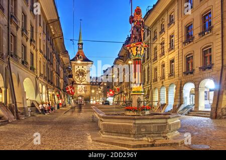 Nachtszene entlang der Kramgasse in der Berner Altstadt (Bern, Berna), Schweiz mit dem Zytglogge Uhrenturm. Stockfoto