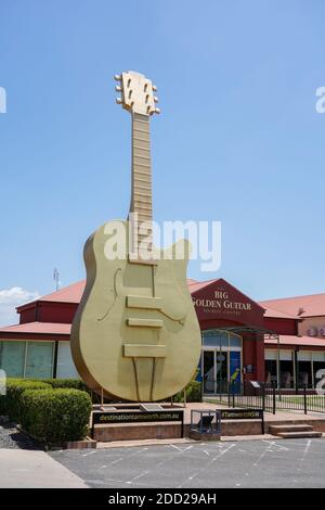 Die Big Golden Guitar Wahrzeichen und Touristenattraktion in Australiens Heimat der Country-Musik, Tamworth, New South Wales. Stockfoto