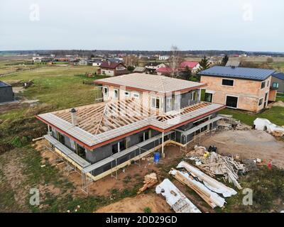 Luftaufnahme des neuen ENERGIESPAR-Klassenhauses A+ im Bau auf der Baustelle. Wände mit Wärmedämmung Polystyrol abgedeckt Stockfoto