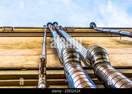 Abflussrohre an der Wand eines Ziegelhauses Stockfoto