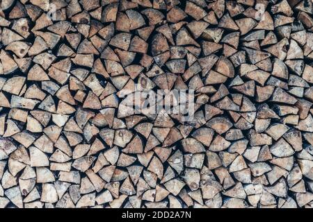 Oberfläche von fest verlegten Holzstämmen in der Wand Stockfoto