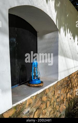 Rustikale blaue Laterne in einem Außenfenster, Arusha, Tansania Stockfoto