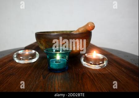 Holztisch. Brennende Kerzen, die eine besondere Atmosphäre schaffen Stockfoto