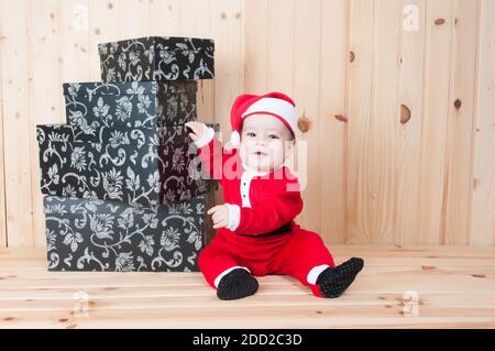 Baby gekleidet wie Weihnachtsmann oder Noel in Weihnachten Stockfoto