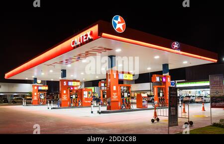 BANGKOK THAILAND :- Nov 23, 2020 : CALTEX ÖLSTATION, Tankstellen Tankservice für Autos tanken an der Tankstelle Thailand. Bereit zu s Stockfoto