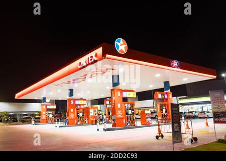 BANGKOK THAILAND :- Nov 23, 2020 : CALTEX ÖLSTATION, Tankstellen Tankservice für Autos tanken an der Tankstelle Thailand. Bereit zu s Stockfoto
