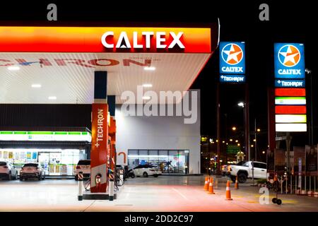 BANGKOK THAILAND :- Nov 23, 2020 : CALTEX ÖLSTATION, Tankstellen Tankservice für Autos tanken an der Tankstelle Thailand. Bereit zu s Stockfoto