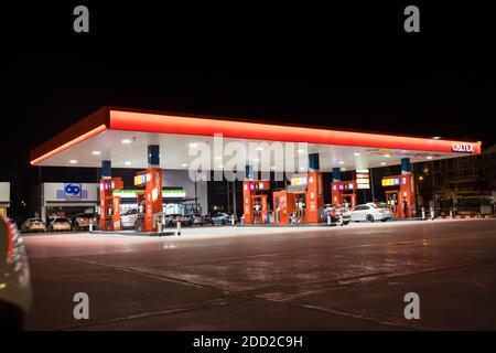 BANGKOK THAILAND :- Nov 23, 2020 : CALTEX ÖLSTATION, Tankstellen Tankservice für Autos tanken an der Tankstelle Thailand. Bereit zu s Stockfoto
