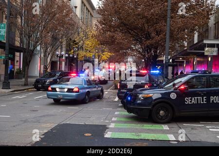 Seattle, USA. November 2020. Seattle Polizei und Feuer als Reaktion auf einen Messer im Westlake Einkaufsviertel in der Innenstadt. Die Polizei kam, nachdem ein Mann beschuldigt wurde, einen Fremden mit einem Messer in der Olive Street gleich nach 15 Uhr angegriffen zu haben. Kriminalität ist ein Schwerpunkt in der Innenstadt, da viele Unternehmen noch immer von Protesten und Covid-19 verladen sind. Quelle: James Anderson/Alamy Live News Stockfoto