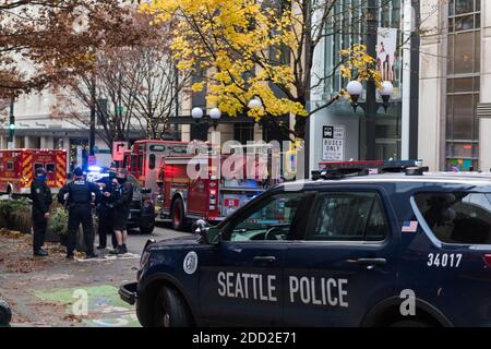 Seattle, USA. November 2020. Seattle Polizei und Feuer als Reaktion auf einen Messer im Westlake Einkaufsviertel in der Innenstadt. Die Polizei kam, nachdem ein Mann beschuldigt wurde, einen Fremden mit einem Messer in der Olive Street gleich nach 15 Uhr angegriffen zu haben. Kriminalität ist ein Schwerpunkt in der Innenstadt, da viele Unternehmen noch immer von Protesten und Covid-19 verladen sind. Quelle: James Anderson/Alamy Live News Stockfoto