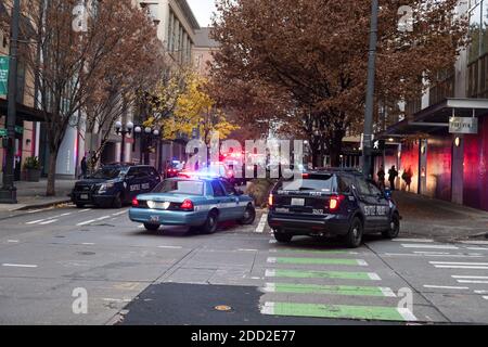 Seattle, USA. November 2020. Seattle Polizei und Feuer als Reaktion auf einen Messer im Westlake Einkaufsviertel in der Innenstadt. Die Polizei kam, nachdem ein Mann beschuldigt wurde, einen Fremden mit einem Messer in der Olive Street gleich nach 15 Uhr angegriffen zu haben. Kriminalität ist ein Schwerpunkt in der Innenstadt, da viele Unternehmen noch immer von Protesten und Covid-19 verladen sind. Quelle: James Anderson/Alamy Live News Stockfoto