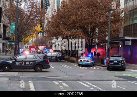 Seattle, USA. November 2020. Seattle Polizei und Feuer als Reaktion auf einen Messer im Westlake Einkaufsviertel in der Innenstadt. Die Polizei kam, nachdem ein Mann beschuldigt wurde, einen Fremden mit einem Messer in der Olive Street gleich nach 15 Uhr angegriffen zu haben. Kriminalität ist ein Schwerpunkt in der Innenstadt, da viele Unternehmen noch immer von Protesten und Covid-19 verladen sind. Quelle: James Anderson/Alamy Live News Stockfoto