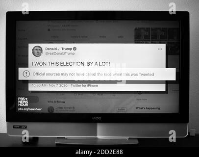 Ein PBS NewsHour TV Screenshot eines Tweet von Präsident Trump erklärt, er gewann die US-Präsidentschaftswahl 2020. Stockfoto