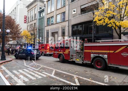 Seattle, USA. November 2020. Seattle Polizei und Feuer als Reaktion auf einen Messer im Westlake Einkaufsviertel in der Innenstadt. Die Polizei kam, nachdem ein Mann beschuldigt wurde, einen Fremden mit einem Messer in der Olive Street gleich nach 15 Uhr angegriffen zu haben. Kriminalität ist ein Schwerpunkt in der Innenstadt, da viele Unternehmen noch immer von Protesten und Covid-19 verladen sind. Quelle: James Anderson/Alamy Live News Stockfoto