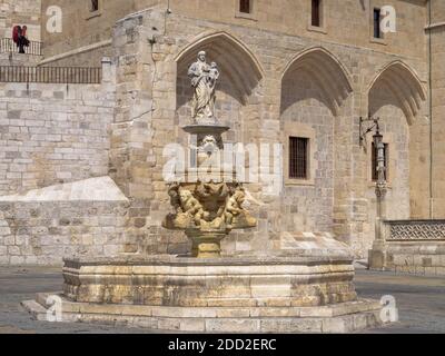 Brunnen auf dem Platz der Heiligen Maria vor dem Platz der Kathedrale der Jungfrau Maria gewidmet - Burgos, Kastilien und Leon, Spanien Stockfoto