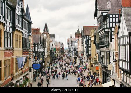 Blick auf die Eastgate Street im Stadtzentrum von Chester von der Eastgate Clock. Alte Stadt beliebt bei Touristen und ein gutes Einkaufszentrum. Stockfoto