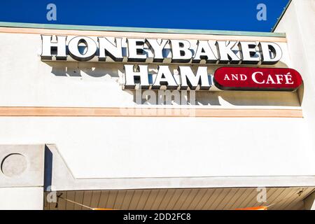 Augusta, GA / USA - 11 20 20: Honey Baked Ham Restaurant Building Schild Stockfoto