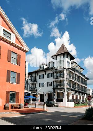 Das Pearl Hotel außen am Golf von Mexiko, ein Strandhotel in der Florida Panhandle, Rosemary Beach, Florida, USA. Stockfoto