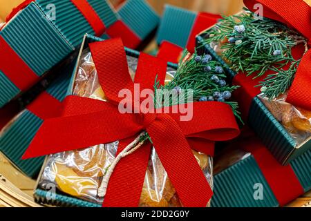 Nahaufnahme isolierte Bild von einem Stapel von weihnachtsgeschenken jeweils auf blauen quadratischen Boxen und mit roten Bändern eingewickelt. Jeder hat ein Stück Tanne mit blauem c Stockfoto