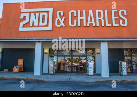 Augusta, GA / USA - 11 20 20: 2nd und Charles Retail bood super Store Stockfoto