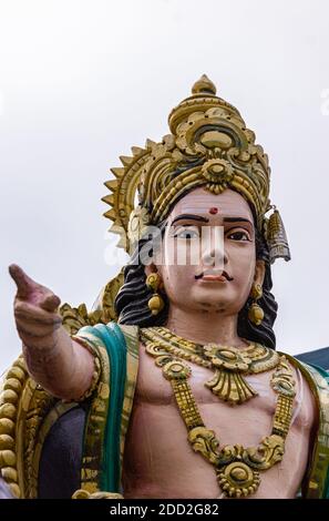 Kadirampura, Karnataka, Indien - 4. November 2013: Sri Murugan Tempel. Farbenfrohe Nahaufnahme der Murugan-Statue vor dem silbernen Himmel. Stockfoto